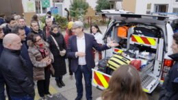 Paris Street Medics Keep Cardiac Arrest Patients Alive, using mobile ECPR and Helped by Handheld Ultrasound and AR